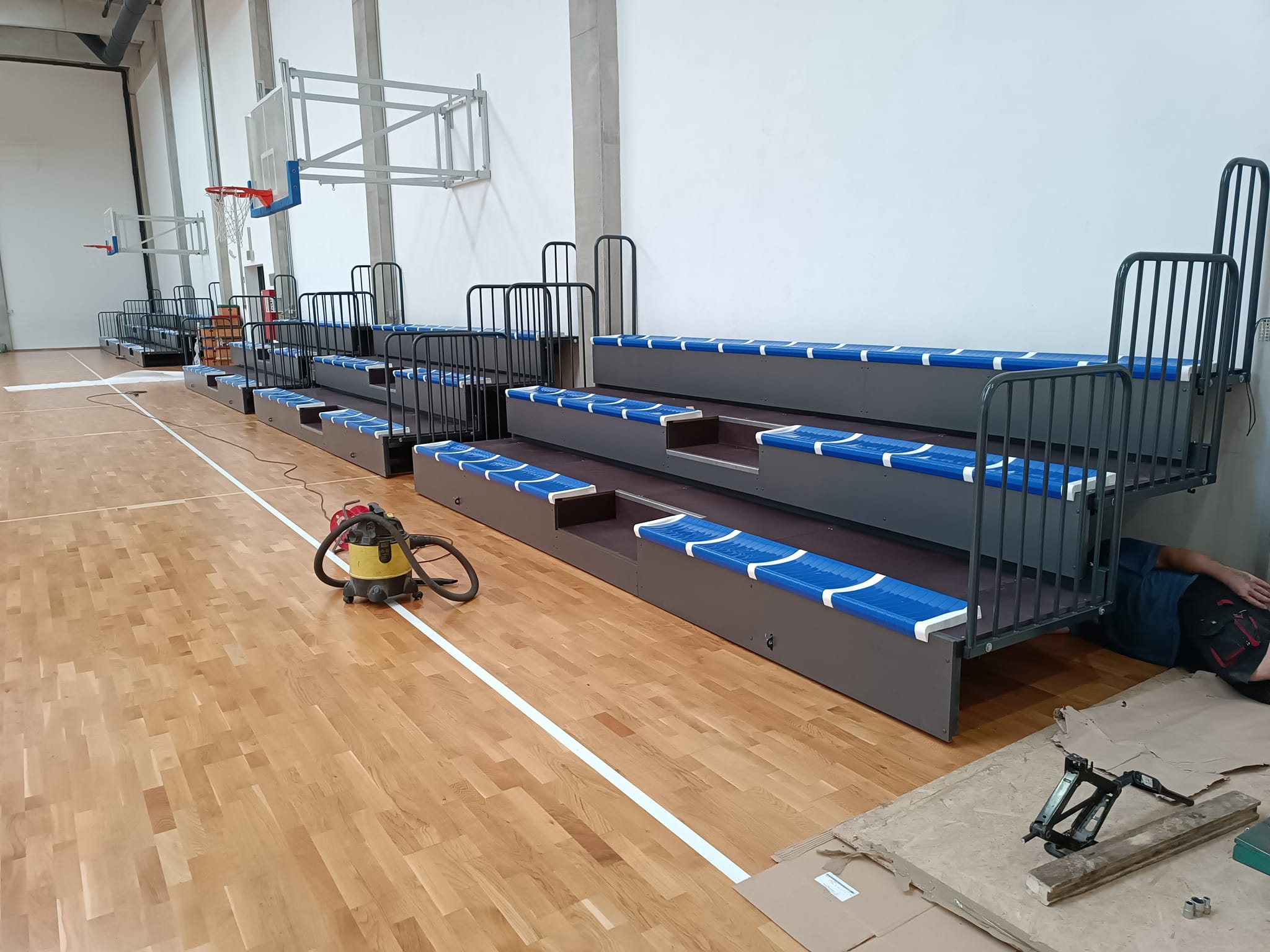 Elkészült a mobil lelátó az Árpád Gimi Sportcsarnokában