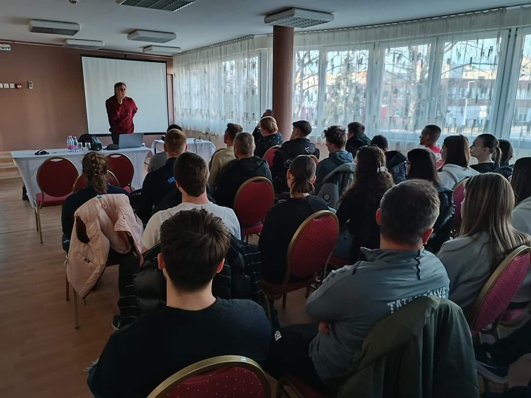 Sisa Tibor tartott előadást a Földi Imre sportcsarnokban