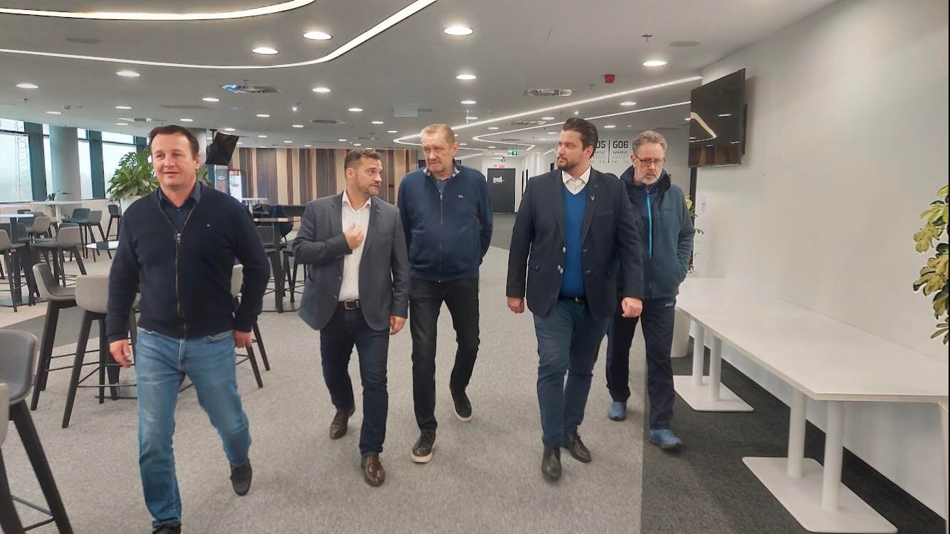 Elnöki látogatás a multicsarnok vívótermében – Sámuel Botond Csampa Zsoltot fogadta!