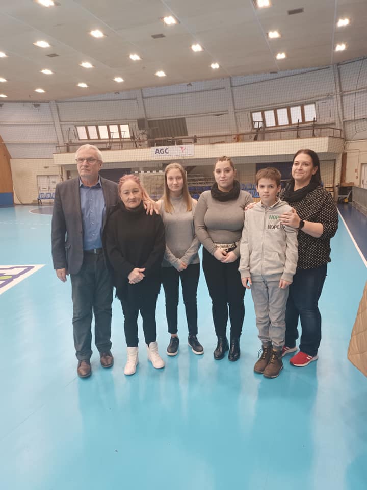 "Visszavásároltuk" a Nemzet Sportolójának olimpiai melegítőjét - Jótékony célra ajánlották az összeget