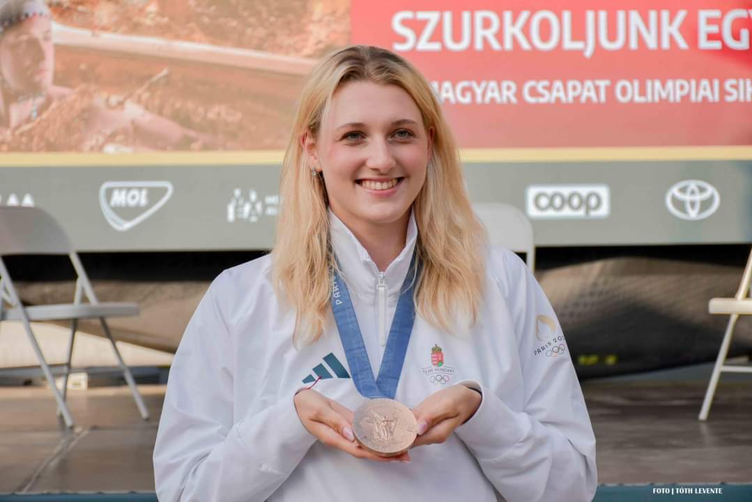 Muhari Eszter csütörtökön megérkezett Párizsból